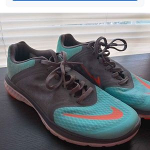 Woman's Size 8 NIKE Running Shoes